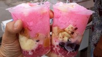 Ada di garut. Ice cream doger ini tampak sangat menggiurkan. Biji mutiara, ketan hitam, tapai , potongan roti hingga serutan es yang dipadu kelapa dan susu kental manis terlihat sangat nikmat. Foto: Instagram @es_doger_garut