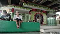 Warga menunggu waktu berbuka puasa di masjid yang berada di kolong tol Tanjung Priok, Minggu (20/5/2018).