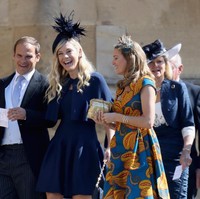 Chelsy muncul dalam balutan gaun mini biru navy yang kelimannya jatuh di atas lutut sehingga memberikan kesan seksi. Gaun dari label Alaia tersebut tampak ditutupi bolero bergaya cape yang menghadirkan sentuhan elegan. Foto: Ian West- WPA Pool/Getty Images