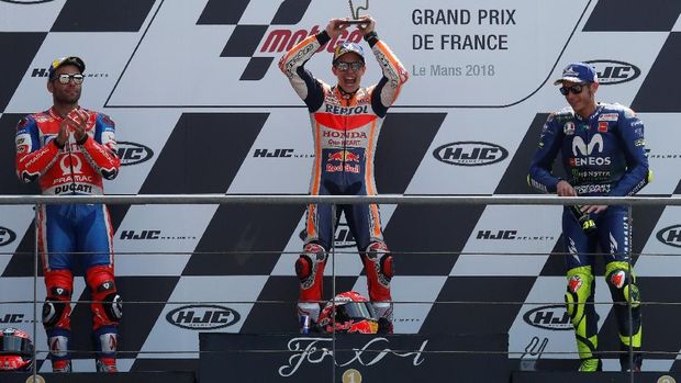 Marc Marquez, Danilo Petrucci, Valentino Rossi naik podium MotoGP Prancis musim lalu.