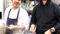 Wah kok nggak pakai apron chef? Terlihat sedang di dapur sepertinya Chef Arnold sedang membantu rekannya menyiapkan pesanan makanan. Meskipun #zombiemode tapi tetap ganteng ya. Foto: Instagram @arnoldpo