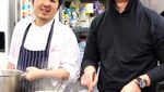 Bikin Gagal Fokus, 10 Pose Chef Arnold Poernomo Saat Sedang Masak hingga Makan Es Krim