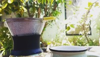 Pendiri komunitas Pemuda Hijrah ini seadng menikmati kopi yang diseduh dengan teknik manual brew. Tak tergantikan, moment bersama secangkir kopi bidah...Bari, tulisnya. Foto: Instagram hanan_attaki