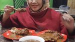 Enerjik Saat Makan Duren dan Panen Mangga, Ini Gaya Kuliner Hetty Koes Endang