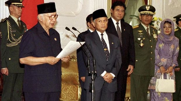 Detik-detik Soeharto mengundurkan diri sebagai Presiden RI.