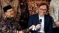 Saat menggelar jumpa pers bersama, keduanya pun tampak terus mengumbar senyum dan tertawa. Foto: Dok. REUTERS/Darren Whiteside
