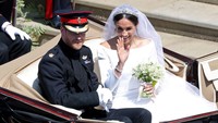 Mehghan Markle pun kebetulan juga memakai kerah sabrina. Foto: Ben Stansall/Getty Images