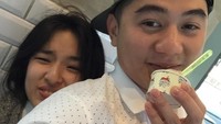 Bersama dengan sang istri, Arnold pun terlihat imut memegang es krim di tangannya. Foto: Instagram @arnoldpo
