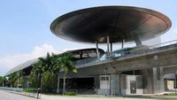 Stasiun ini dirancang oleh Norman Foster. Iklim tropis Singapura menyerukan elemen arsitektur untuk menjaga penumpang tetap sejuk. Alih-alih menggunakan atap polos untuk membuat keteduhan, para arsitek mengambil pendekatan yang lebih inovatif, menciptakan atap panel titanium yang tampak seperti UFO untuk memantulkan sinar matahari jauh dari stasiun, menurunkan suhu di dalam. Istimewa/Popularmechanics.