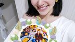 10 Pose Aktris Cantik Thailand, Davika, Saat Tiup Kue Ulang Tahun dan Makan Pizza