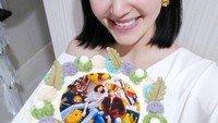 Nggak cuma kue bunga, Davika juga diberikan kue berhias foto dirinya. Kira-kira manisan kue atau Davikah? Foto: Instagram davikah