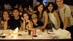 Yuk, Lihat Manisnya Irish Bella Saat Makan Kebab dan Menyesap Secangkir Kopi