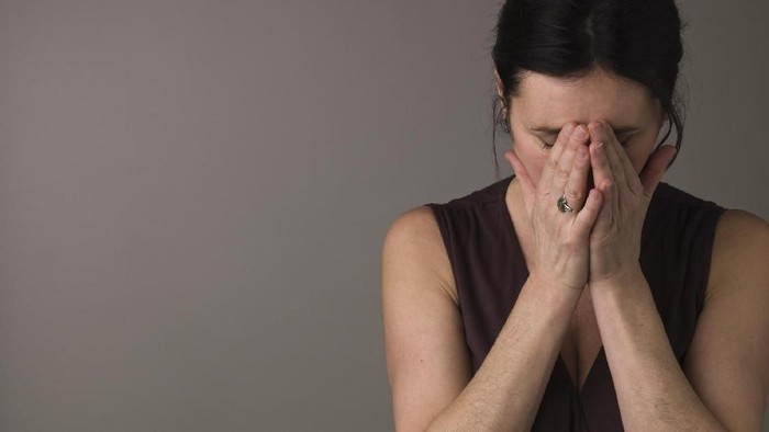 Seorang wanita mengalami kerusakan mata akibat paparan sinar UV (Foto: thinkstock) Seorang wanita mengalami kerusakan mata akibat paparan sinar UV (Foto: thinkstock)