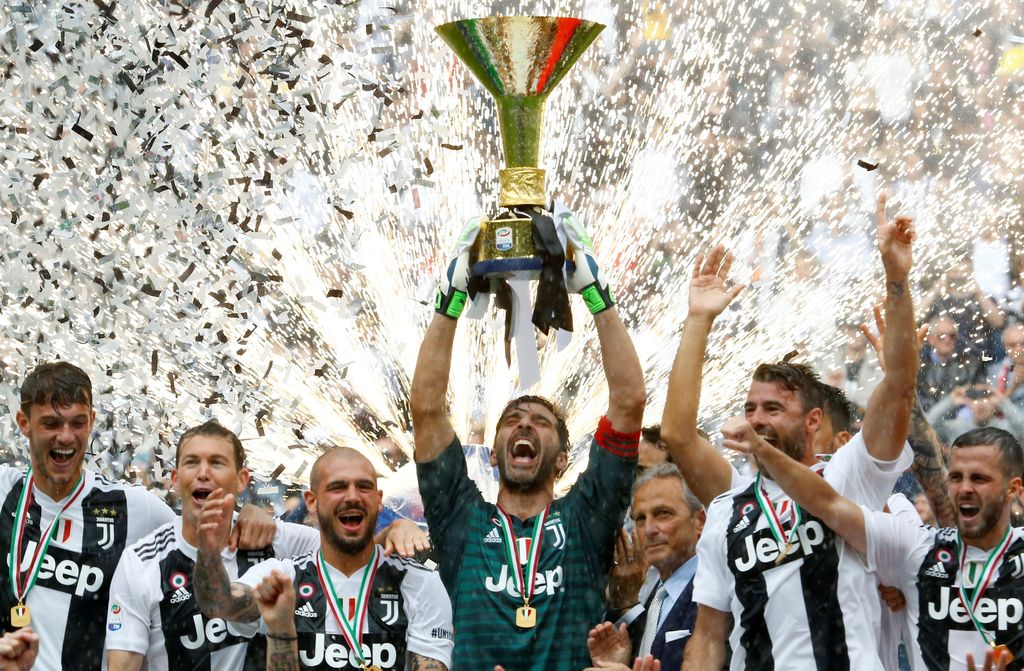 Soccer Football - Serie A - Juventus vs Hellas Verona - Allianz Stadium, Turin, Italy - May 19, 2018   Juventus' Gianluigi Buffon lifts the trophy as the Juventus players celebrate winning the league   REUTERS/Stefano Rellandini
