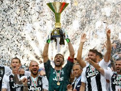 Pertandingan berakhir dengan skor 2-1 untuk kemenangan Juventus. Usai pertandingan, digelar seremoni penyerahan trofi scudetto untuk Juventus. Buffon pun mengangkat trofi Scudetto untuk terakhir kalinya bersama Bianconeri. (Foto: Stefano Rellandini/Reuters)
