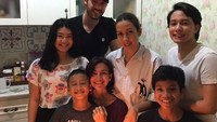 Rayakan ulang tahun yang ke-40, Wanda dikelilingi oleh anak-anaknya dan keluarga terdekat. Lengkap dengan kue cokelat dan lilin yang menyala. Foto: Instagram @wanda_hamidah