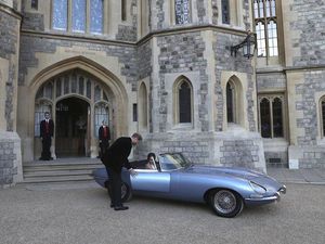 Populer Otomotif: Mobkas Avanza, Royal Wedding, Toyota MR2 Terbakar