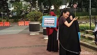 Mereka menawarkan pelukan lewat Aksi Peluk Saya. (dok. istimewa)