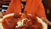 Bunda pernah bilang kalau ke Singapore tdk mkn sop tulang merah, bunda tdk bisa tiduuur he he Sehabis acara td mlm langsung menuju resto langganan bunda, tulisnya sambil memamerkan sepiring sop tulang merah. Foto: instagram @hke57