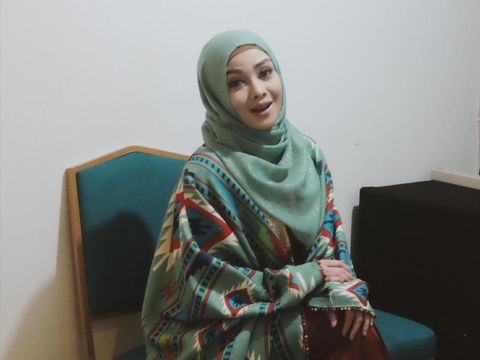 Deg-degan! Hijabers Ini Pecahkan Lampu Neon di Kepala Terry Putri