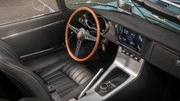 Dan sepertinya ia juga cukup mengikuti akan perkembangan mobil ramah lingkungan. Pangeran Harry mengendarai Jaguar Classic E-Type Concept Zero yang merupakan sebuah mobil konsep telah disulap menjadi mobil bertenaga listrik sepenuhnya. Foto: Jaguar Land Rover
