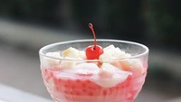 Ini tampilan es doger versi restoran. Dengan paduan biji mutiara, kalapa dan roti serta hiasan cherry di atasnya bisa jadi pilihan menu takjil untuk berbuka. Foto: Instagram @wort2visit