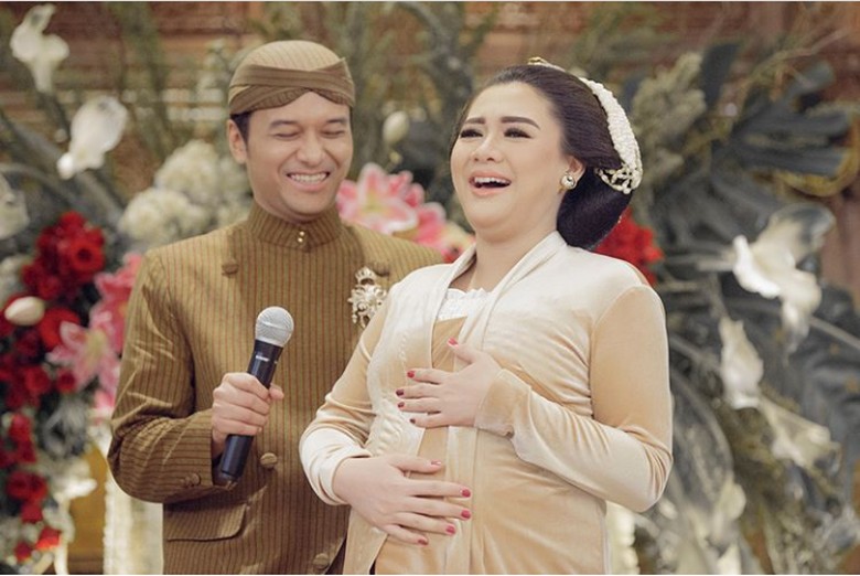 Baru Jadi Ibu, Vicky Shu Les Memandikan Bayi Baru Jadi Ibu, Vicky Shu Les Memandikan Bayi