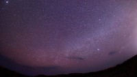 Saat matahari kembali ke peraduaan, senja akan nampak menggoda di ujung langit Hateruma. Tak ketinggalan galaksi Bima Sakti yang tampak di malam hari yang menghipnosis. (koyabu_dream/Instagram)