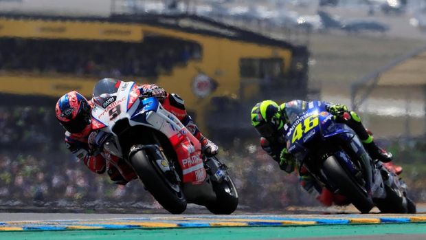 Valentino Rossi berada di belakang Danilo Petrucci pada balap MotoGP Prancis 2018.