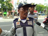 Komandan Regu Dishub Kecamatan Mampang, Najen.