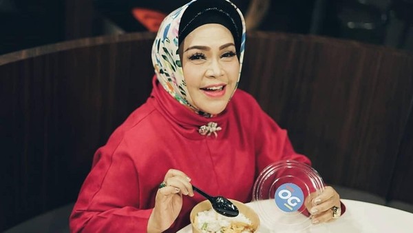 Enerjik Saat Makan Duren dan Panen Mangga, Ini Gaya Kuliner Hetty Koes Endang