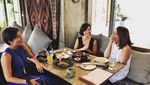 Pose Manis Wanda Hamidah, Saat Mencicipi Gudeg dan Ngeteh Bareng Teman