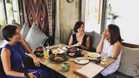 Memiliki kepribadian yang menyenangkan  membuat Wanda memiliki banyak teman. Makan bersama jadi salah satu cara Wanda untuk berkumpul dengan teman-temannya. Foto: Instagram @wanda_hamidah