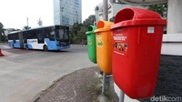 TransJakarta melintas di kawasan Bundaran HI yang sepi pengunjung.