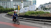 Warga menikmati car free day dengan bersepeda.