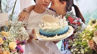 Happy birthday Mom, I love you tulisnya. Kala itu ia memberi kue ulang tahun bertema laut dengan paduan warna biru muda, biru tua, dan putih. Foto: Instagram @_irishbella_
