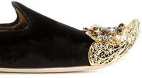 Sandal slop berwarna hitam ini berhiaskan berwarna emas dan metalik yang mungkin agar terkesan mewah. Istimewa/Yournextshoes.