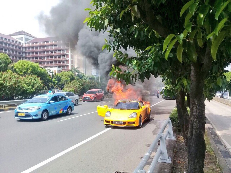 Toyota MR2 terbakar di Tol Slipi. Foto: TMC Polda Metro Toyota MR2 terbakar di Tol Slipi. Foto: TMC Polda Metro