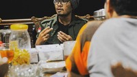 Hanan rupanya tak ragu ngopi di malam hari. Seperti saat ia bertemu para anak muda. Ia berujar, Midnite ngopi. Semalam jam 1 dini hari silaturahim sama anak2 muda penuh semangat. Foto: Instagram hanan_attaki