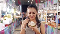 Kelihatannya Irish Bella senang banget nih makan dessert ala Thailand yang tersaji di batok kelapa muda berukuran kecil. Walau baru satu hari di Bangkok, ia sudah menjelajahi beberapa kuliner khas sana, lho. Foto: Instagram @_irishbella_