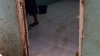 Warga memilih menunggu air surut dengan berada di lantai atas rumah mereka atau ‘mengungsi’ sementara ke rumah tetangga.  (Foto: Peti/detikcom)