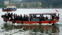 Polisi mengawal pemindahan para napi teroris.