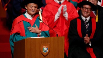 Nah pada 18 Mei, untuk kedua kalinya di bulan yang sama Jack Ma mendapatkan gelar sarjana kehormatan. Adalah University of Hong Kong yang giliran memberinya gelar doktor honoris causa. Foto: Reuters