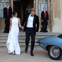 Gaun Stella McCartney tampak sempurna membungkus tubuh Meghan Markle. Ia pun terlihat seksi sekaligus anggun. Foto: Reuters