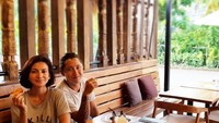 Menikah sejak tahun 2015, Wanda dan suami punya gaya yang santai namun tetap romantis. Pizza jadi salah satu makanan favorit pasangan ini.  Foto: Instagram @wanda_hamidah