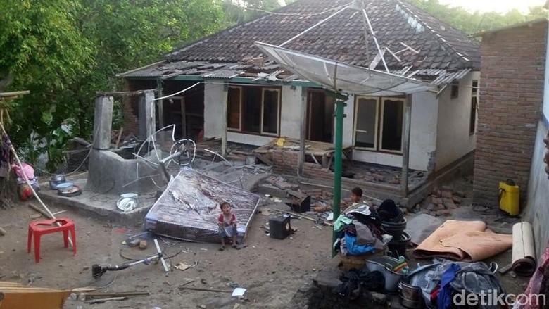 Ahmadiyah: Penyerang Ingin Ratakan Semua Rumah Jemaah Ahmadiyah: Penyerang Ingin Ratakan Semua Rumah Jemaah