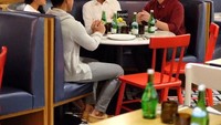 Di restoran miliknya, Chef Arnold pun terlihat sedang berbincang dengan Presiden Jokowi dan kedua anaknya yaitu Kaesang dan Kahiyang. Foto: Instagram @arnoldpo