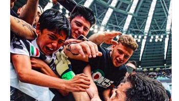 Banyak fans Juventus menitikkan air mata melepas sang legenda seperti tergambar dalam foto yang diposting netizen ini. Foto: istimewa