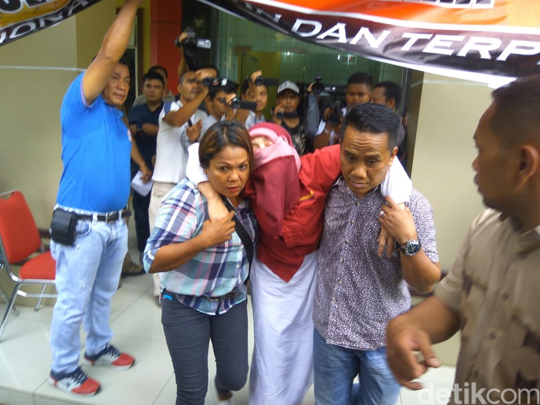 Dipamerkan Polisi, Dosen USU Bom Surabaya Pengalihan Isu Pingsan Dipamerkan Polisi, Dosen USU Bom Surabaya Pengalihan Isu Pingsan