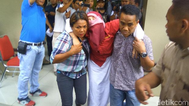 Himma yang menyebut bom Surabaya pengalihan isu pingsan usai dipamerkan di Polda Sumut.